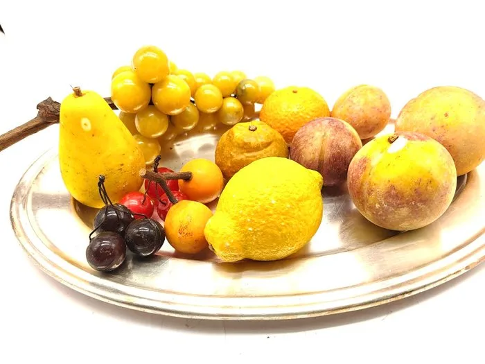 Figure - Set of twelve marble fruit pieces and a Broggi tray (weight 4.7 kg)