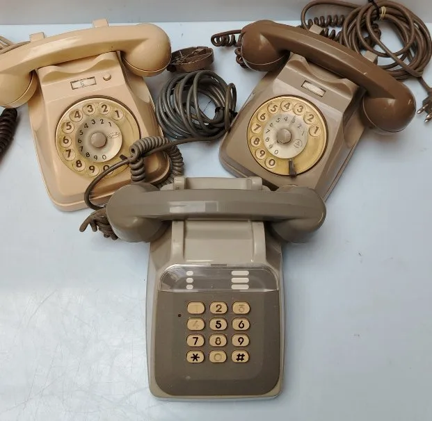 Analogue telephone - Plastic, Bakelite - Three vintage phones, 1970s