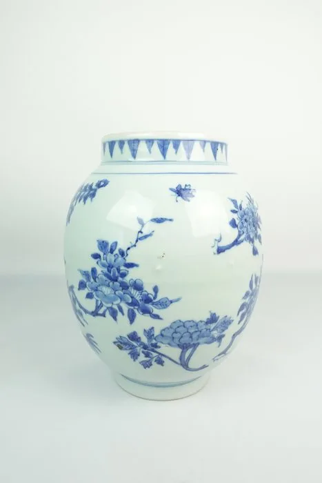 Blue-and-White Vase with Plucked-Branch Floral Motifs - Porcelain - China - 17th Century