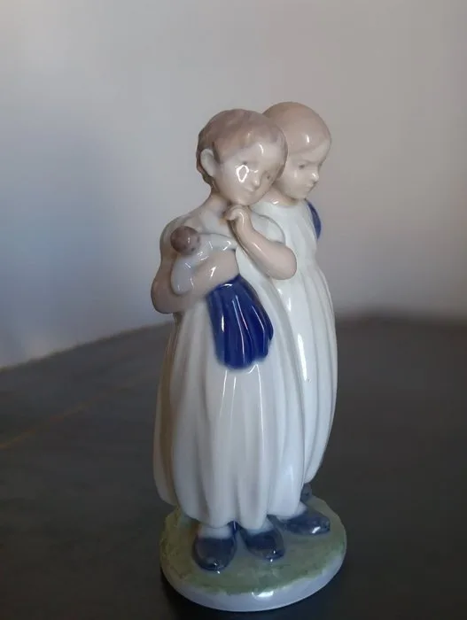 Royal Copenhagen - Christian Thomsen - Figure - Due bimbe con bambola (Two Girls with Doll) - Porcelain