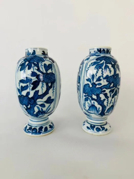 Pair of Kangxi Period Blue-and-White 'Grapes & Floral' Lotus-Bud Jars - Porcelain - China - Qing Dynasty (1644-1911)