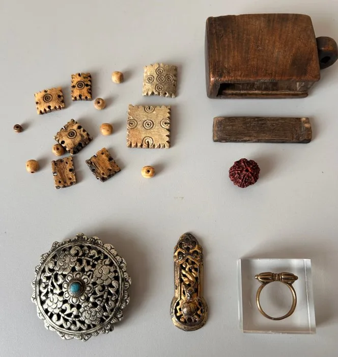 Clothing hook, ring, beads, ornament and rudraksha bead - Himalayan region - 1700-1950