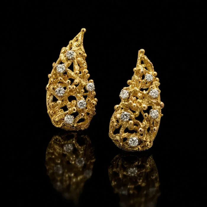 Earrings - 18 kt. Yellow gold Diamond (Natural) - Earrings, 18KT Gold Textured Openwork Diamond Clip