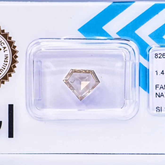 1 pcs Diamond (Natural coloured) - 1.41 ct - Shield - Fancy light Greenish, Greyish Yellow - SI1 - International Gemological Institute (IGI) - VG VG