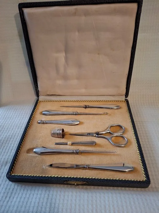 Cassette met naai garnituur zilveren gebruik instrumenten in goede staat, Vervaardigd omstreeks - Sewing set