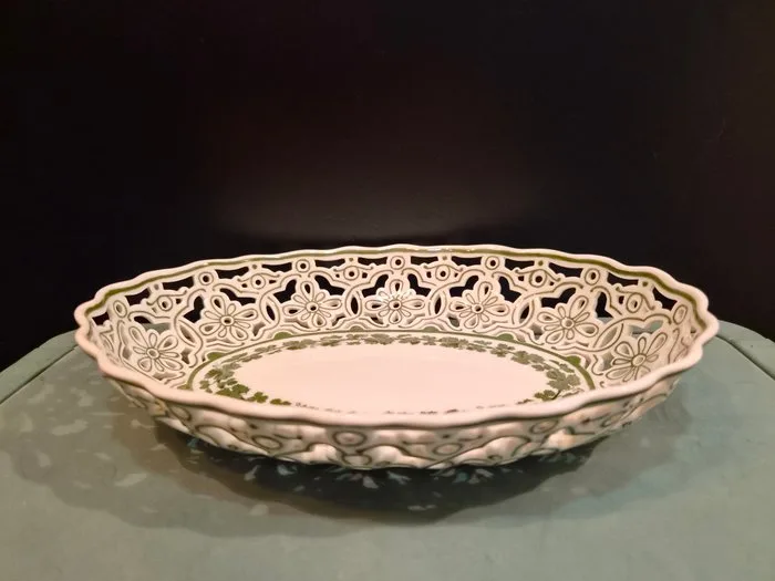 Plate - Meissen - "Full Green Vine Wreath" Reticulated Oval Porcelain Basket / Centerpiece Bowl (24 cm) - Porcelain