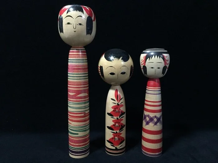 Set of 3 Vintage Traditional Japanese Kokeshi Dolls - Signed Tohuoku Folk Art Crafts - 18-25 cm - Wood - Japan - Shōwa period (1926-1989)