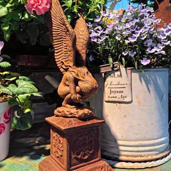 Outdoor sculpture, "Angel of Redemption" — Cast Iron Garden Figure, Rust Finish - 23 cm - Cast iron