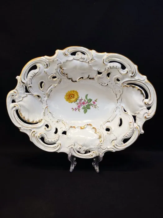 Meissen - Dish - 33,2x24,7 cm ovale Prunkschale Blumenmalerei mit Goldstaffage und Rocaille Relief - Porcelain