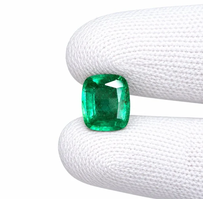 1 pcs Emerald - 4.15 ct - International Gemological Institute (IGI) - VIVID GREEN EMERALD