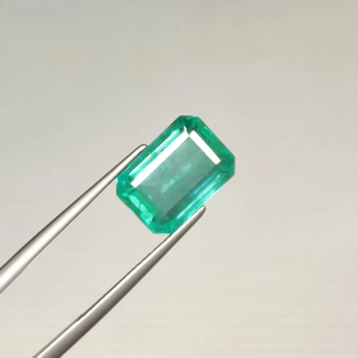 Green Emerald - 6.91 ct - International Gemological Institute (IGI) - Minor OIl