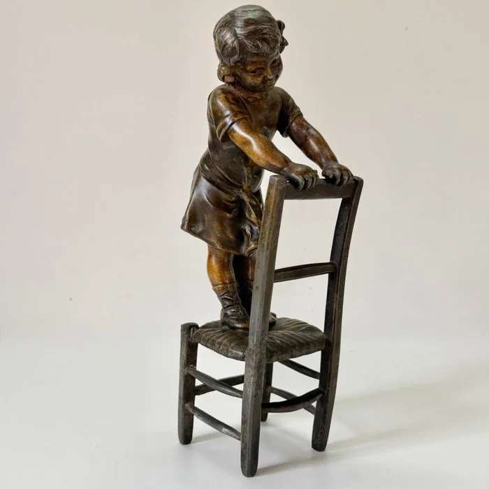 Naar Juan Clará Ayats (1875–1958) - Statue, "Girl on Chair" - 29 cm - Bronze, bronzed
