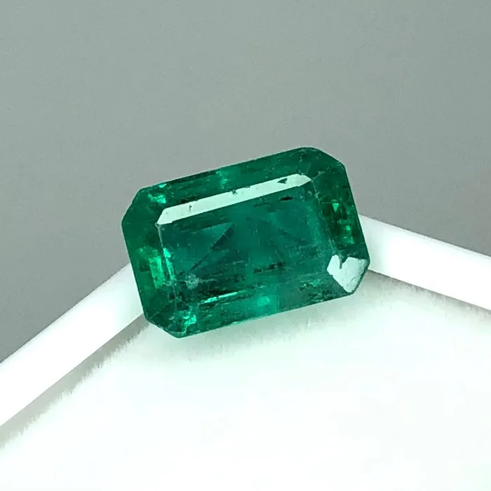 Green Emerald - 3.55 ct - International Gemological Institute (IGI)