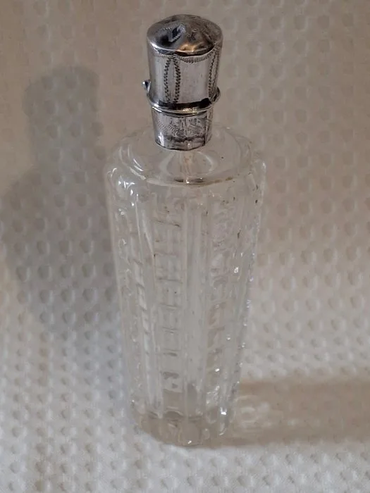 Perfume flask - Antique perfume bottle with a silver mount and cap. In good condition, no inner stopper. - Crystal with silver - Perfume in the style of