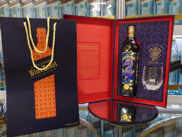 Johnnie Walker Blue Label Blue Dragon from Vietnam Limited Edition Design Gift Box and paper bag - b. 2021 - 750ml