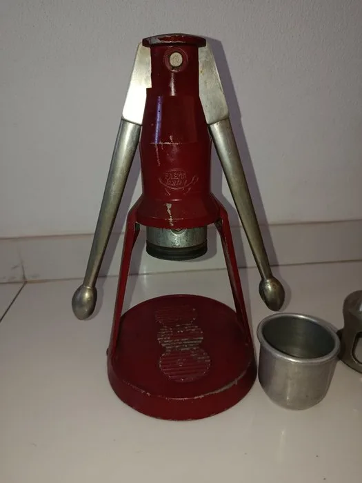 Faema - Coffee maker - Rare manual espresso coffee machine “Faema Baby” – 1950s/60s – Iconic red color - Aluminium