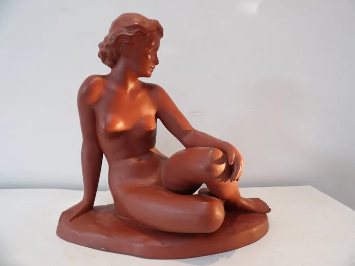 Cortendorf - Julius Griesbach - Statue, Zittende Vrouw - 32 cm - Pottery