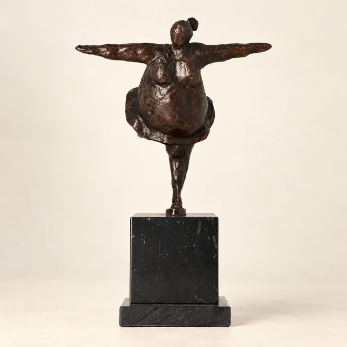 Figurine - Balancerende vrouw - Bronze, Marble