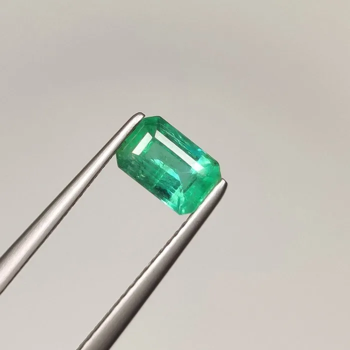 Green Emerald - 0.98 ct - International Gemological Institute (IGI)