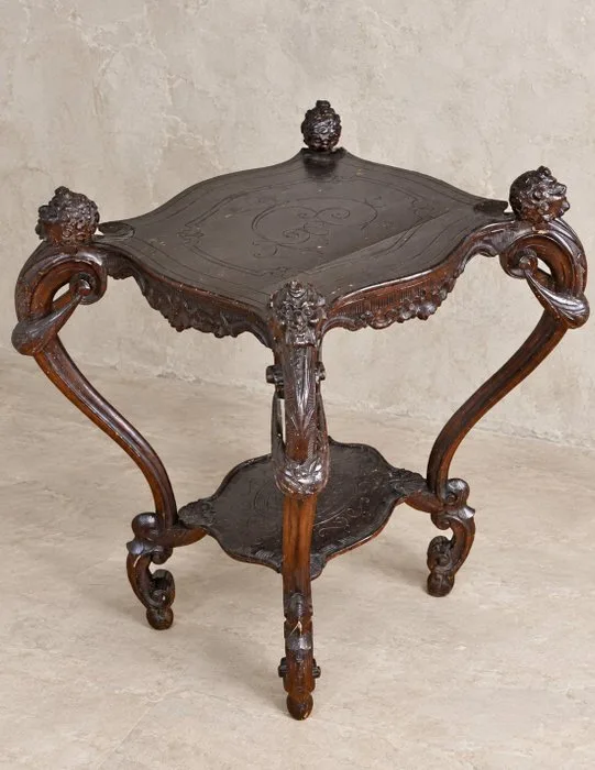 Tavolino di gusto barocco a doppio ripiano — Mascheroni scolpiti, volute traforate e raffinati - Centre table - Wood
