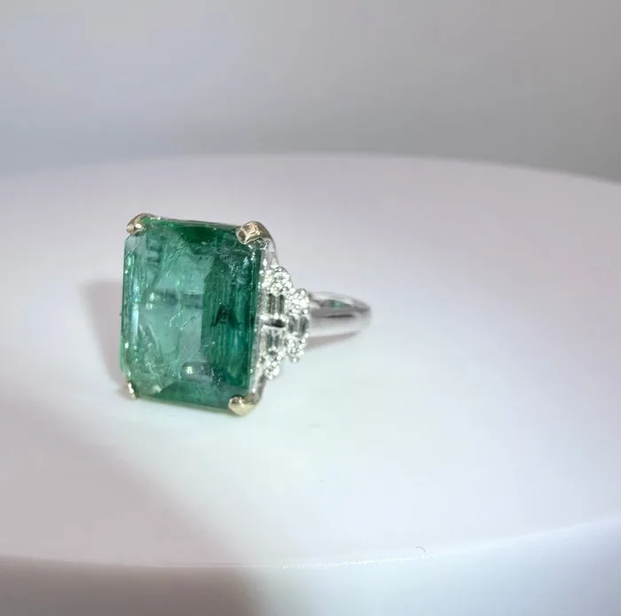 Ring - 18 kt. White gold - 7.49ct. tw. Emerald - Diamond - Green