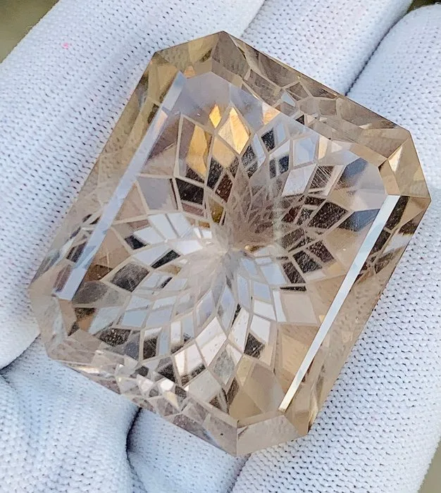 Colourless Quartz - 499.09 ct - International Colored Gemstone Association (ICA GemLab)