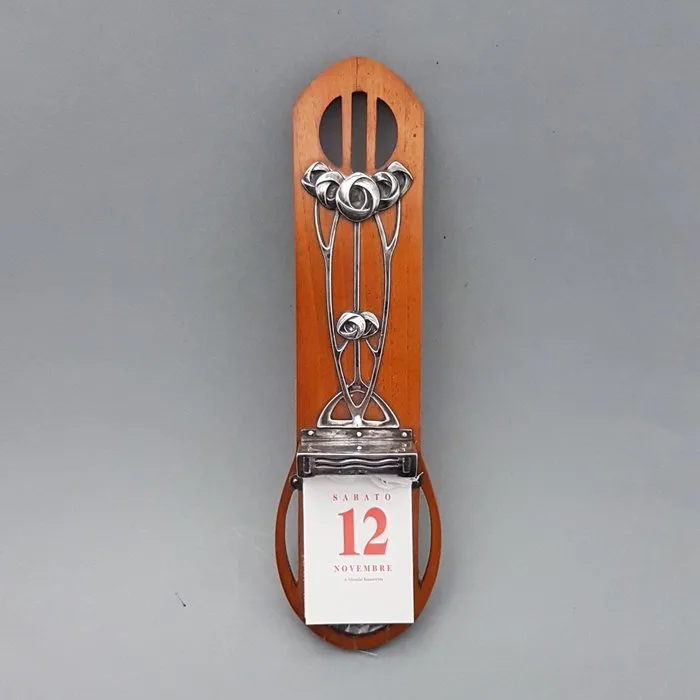 Sculpture, Kalender met zilveren ornamenten. - 21.5 cm -.800 silver, Ivory