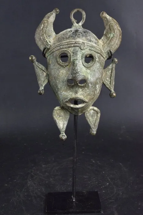 Kpéléyé mask in bronze on a metal base. - Sénoufo / Senufo - Côte d'Ivoire