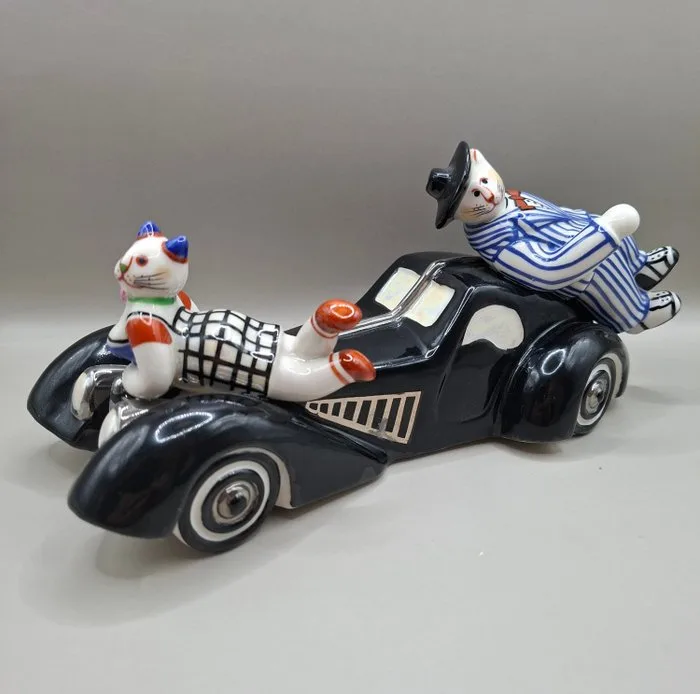 Villeroy & Boch - Rosemarie Benedikt - Figure - Automobile - Katzen auf Auto - Oldtimer - Porcelain