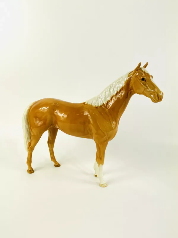 A very large Beswick porcelain model of a Palomino racehorse, model No.1564, fully marked to the underside. 35.5cms wide x 10cms deep x 30.5cms high