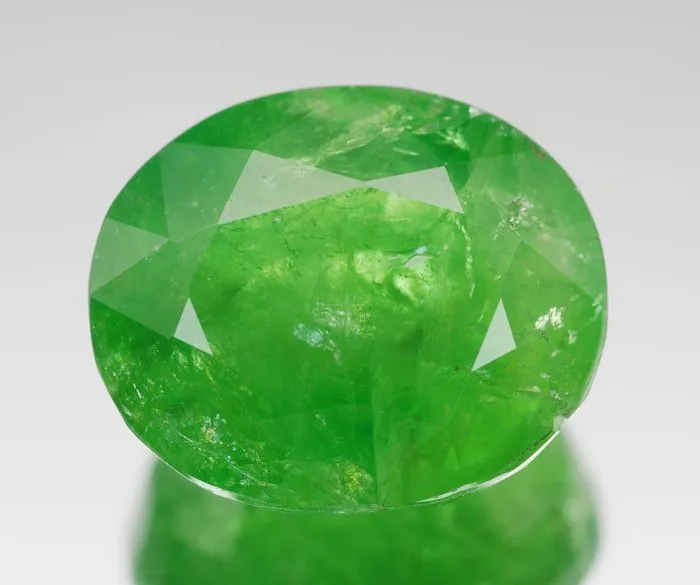 Green Tsavorite - 12.43 ct - International Gemological Institute (IGI) - TSAVORITE GARNET