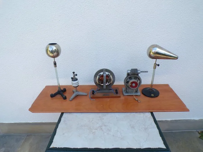 Education/demonstration model (5) - Metal, Wood - 1960-1970 - Educational models of dynamos