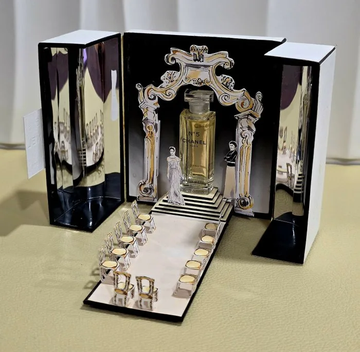 Chanel - Perfume flask - Chanel No. 5 - Glass, Carton