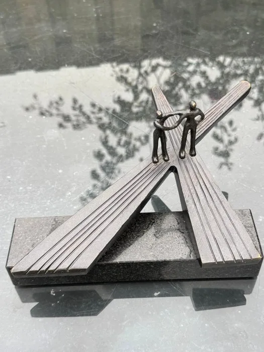 Artihove - Figurine - Op scheiding van wegen - Bronzed metal, granite