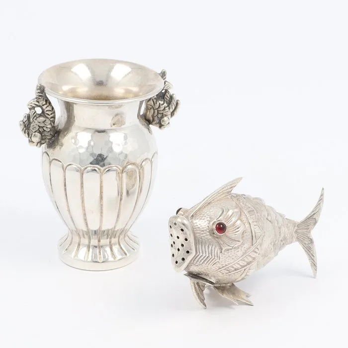 Tandenstoker vaasje & Strooier in visvorm. - Caster (2) -.915 silver
