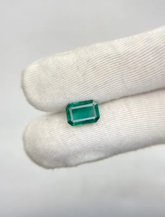 1 pcs Green Emerald - 2.78 ct - International Gemological Institute (IGI) - F1 minor