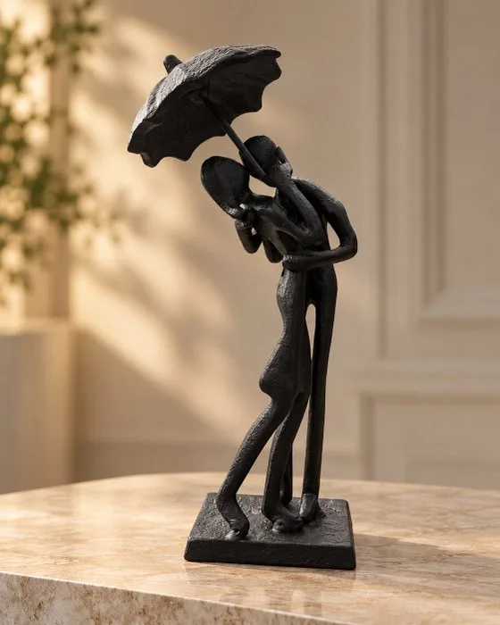 Sculpture, Handgemaakte gietijzeren sculptuur – Kussend paar onder paraplu – Romantisch figuratief design - 21 cm - Cast iron