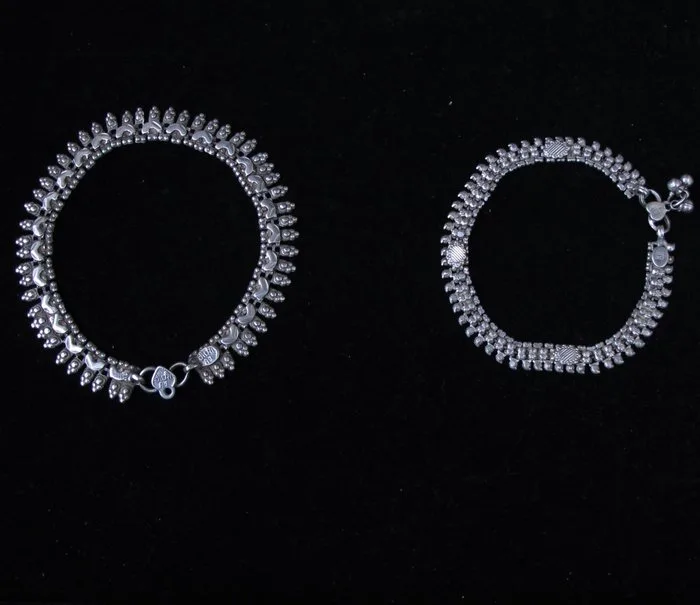 Two antique ankle chains from Rajasthan. - Silver - India - End of the 19th century