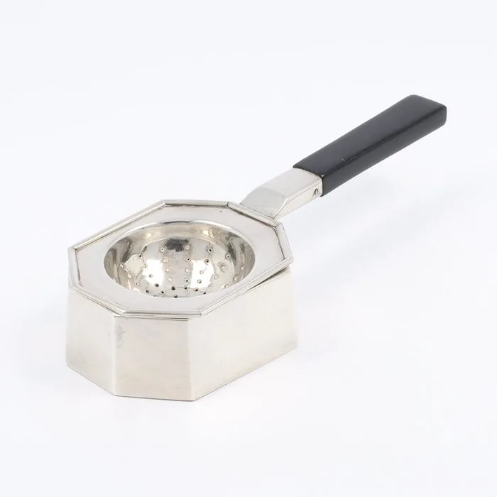 India. "Art Deco" Theezeef met uitlekbak. - Tea service (2) -.900 silver