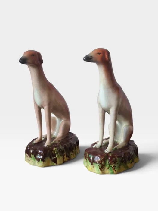 Figurine - Pair of Staffordshire-Style Greyhound / Whippet Figurines – Sitting Sighthounds (2) - Glazed Ceramic
