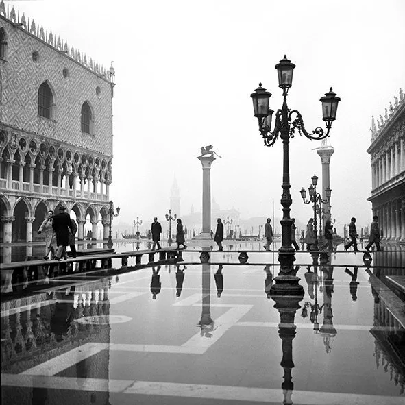 Camerapohoto Epoche/Vittorio Pavan - 08-Alta marea in Piazza/riflessi-Venezia anni "60