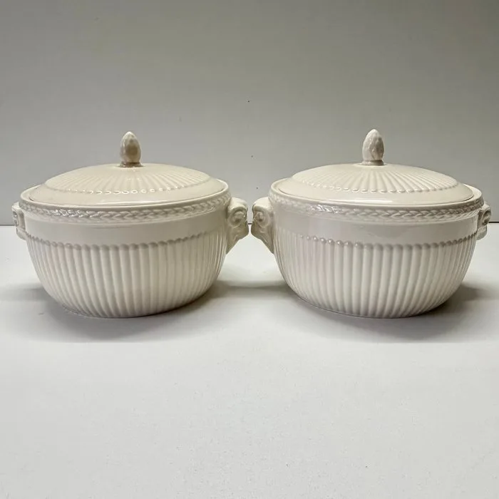 Wedgwood - John Goodwin - Tureen (2) - "Edme" - Ceramic - Decorative bowls Ø 18 cm