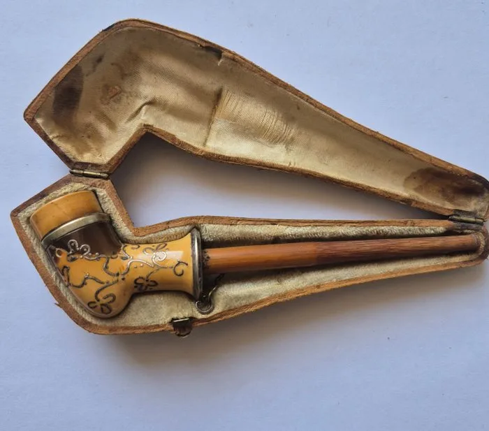 Silver Wire Piqué Floral Motif - Meerschaum pipe -.925 silver, Amber