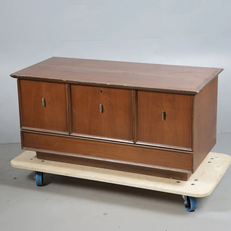 A Honderich Furniture of Canada Cedar Wood Chest