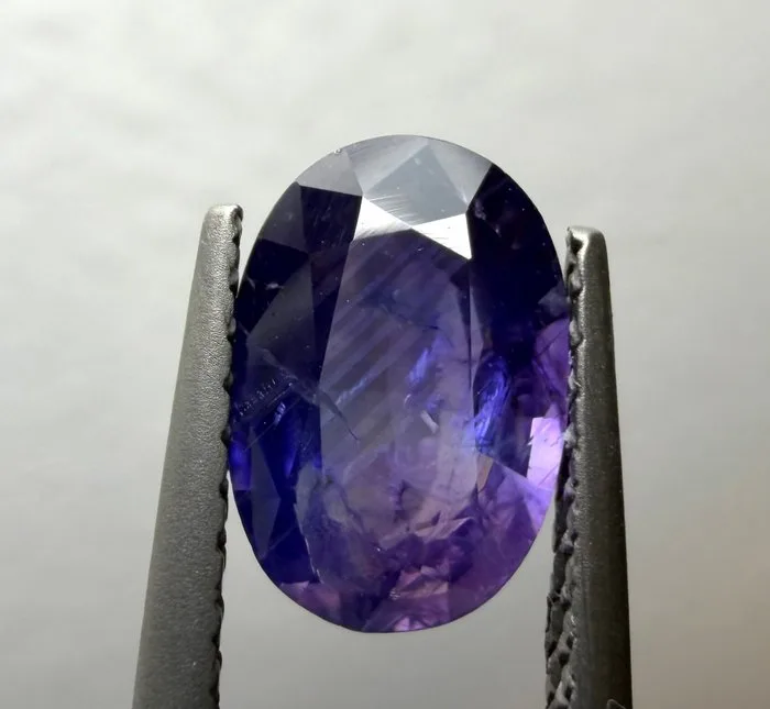 1 pcs Violet Sapphire - 1.38 ct - Gem research Swiss Lab (GRS)