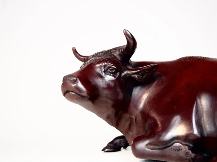 Bronze - Hideyama 秀山 - Cow figurine with a gentle expression - Shōwa period (1926-1989)