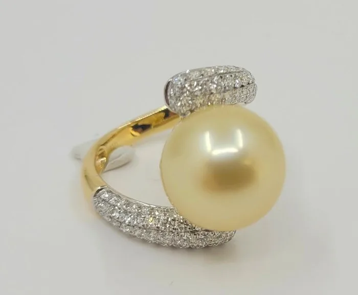 Ring - 18 kt. Yellow gold, 12mm Round Golden South Sea Pearl - 0.90ct. tw. Diamond (Natural) - Pearl