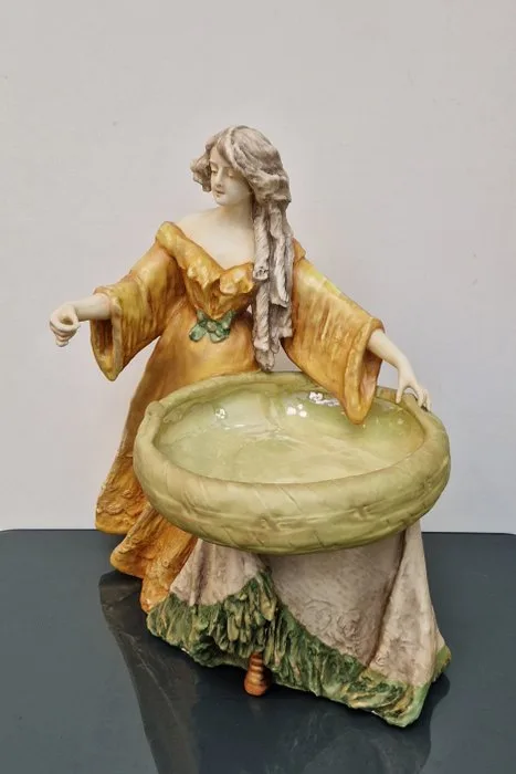 Groot Jugendstil Beeld van Vrouw met Mand - AMPHORA IMPERIAL TURN - Statue, Femme au panier - 52 cm - Porcelain
