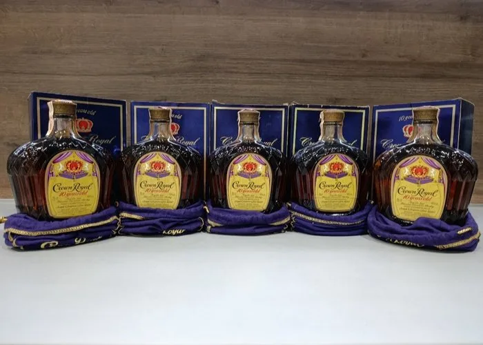 Crown Royal - 1975 & 1977 - 10 years old Fine De Luxe - b. 1980s - 75cl - 5 bottles
