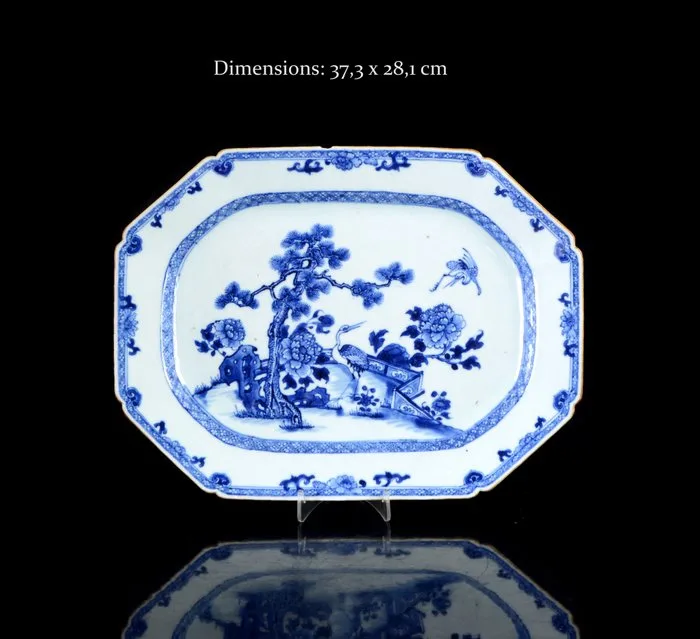 A large Chinese blue and white octagonal 'Cranes' platter, service dish - Porcelain - China - Qing dynasty (大清), Qianlong period (1735-1796, 乾隆), 18th c